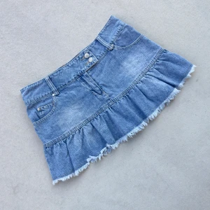 vintage y2k babydoll low rise jeanskjol  - söt lågmidjad volang jeanskjol i perfekt skick 💜läs min sida för mer info