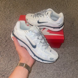 Nike P-6000 - 🔥 NYA Nike P-6000 till salu! 🔥 Säljer ett par helt nya Nike P-6000, aldrig använda. ✅ Storlek: 40 /  US 7 ✅ Färg: Se bild  Perfekta sneakers för både vardag och träning,  riktigt skön passform och snygg retrodesign. Hör gärna av dig vid intresse eller frågor! 📩 