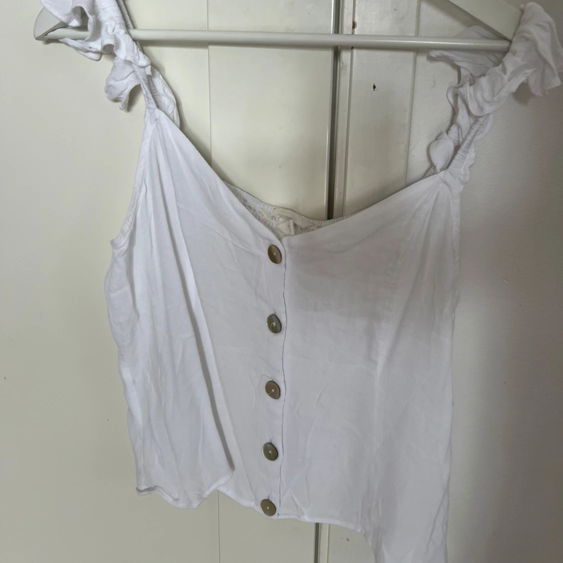 Vit linnetopp med knappar - 1