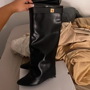 Svarta höga stövlar med spetsig tå - Snygga boots! Vet inte vart dom är ifrån då dom är köpa begagnat! Finns defekter se näst sista bilderna. 