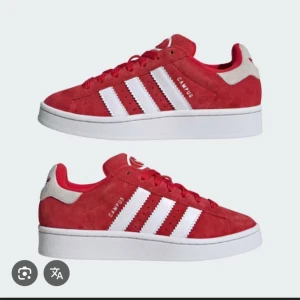 Adidas Campus röda sneakers - Säljer mina näst intill helt nya röda addidas kampus 00s. Jag säljer då jag har ett par till fast i annan färg och som gör att de röda bara har ansvällds 2 gånger. De kommer helt enkelt inte till användning! Om du vill ha andra bilder på skorna eftersom denna bilden är från internet är det bara att skriv, va inte rädd att fråga om du har någon fundering❤️va inte rädd att skicka pris förslag 