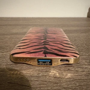 Powerbank med tigermönster - En fin tigermönstrad powerbank från Ideal Of Sweden. Fullt fungerande skick!