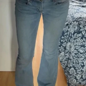Low waist bootcut jeans - Ljusblåa low waist bootcut jeans från Gina Tricot. Byxorna är använda och finns defekter längst ner vid ena benet, men annars i bra skick. Säljer eftersom de ej kommer till användning.