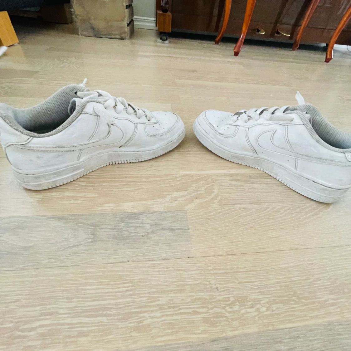 Vita Nike Air Force sneakers i bra skick  - 3