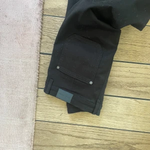 Svarta bootcut byxor - Snygga svarta bootcut byxor. Ett dyrt märke som ursprungligen kostar runt 2000-3000