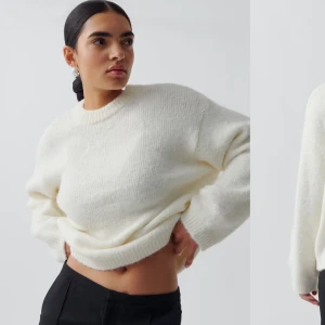 Vit stickad tröja - Säljer en mysig vit stickad tröja med rund hals och långa ärmar. Perfekt för kyligare dagar och enkel att matcha med olika outfits. Tröjan har en avslappnad passform och ribbade kanter.