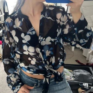 Calvin Klein blommig blus - Bra skick, strl M💕