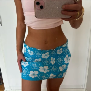 Sommar kjol - Så somrig kjol med blommor. Står ingen storlek men passar s. Jag är 168 och det är mina bilder, köp via köp nu direkt eller Swish, kvar tills markerad som såld 💕