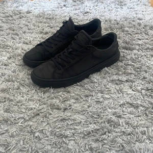 Svarta sneakers från Garment Project  - Snygga svarta sneakers från Garment Project med en stilren design i storlek 45, bra skick, lägg ett bud eller köp direkt!