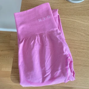 Tights NVGTN Bubbelgum - Seamless tights i färgen bubblegum från NVGTN. Knappt använda. 