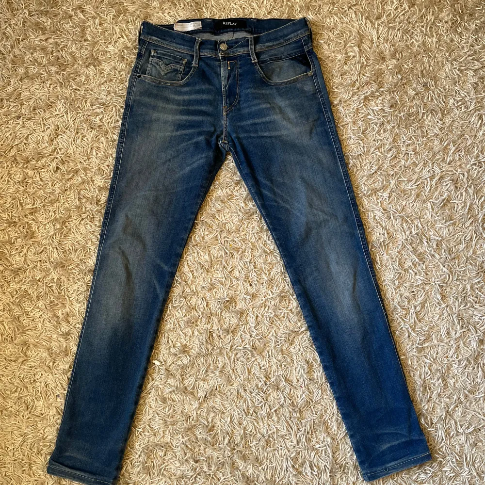 Snygga blå jeans från Replay, modell Anbass med hyperflex. Fint skick, förutom att de är lite slitna i grenen, inget hål igenom, bild kan skickas privat . Storlek 29/32 mått kan såklart skickas vid osäkerhet. En riktigt skön wash på dessa, riktigt mjuka och stretchiga i materialet. Postas antigen samma dag som köp eller dagen därpå, sänker priset 50kr vid snabb och smidig affär 💯🙌. Farkut & Housut.