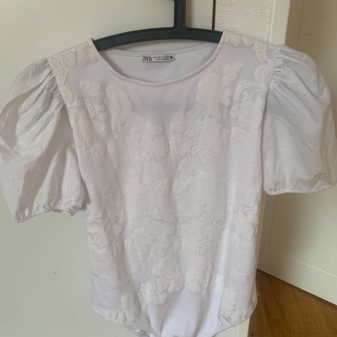 Vit body med puffärmar och spetsdetaljer - 1