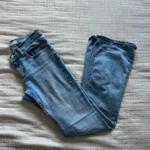 Ljusblå jeans - Säljer dessa superfina lågmidjade jeansen ifrån Gina, utsvängda. Endast använda 1 gång och säljer pga att de inte används💞 Strl 36 och passar någon som vanligtvis har S-M. Inköpta för 600kr