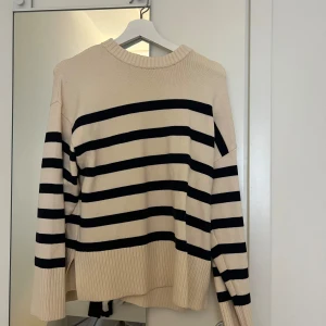 Randig tröja från Zara - Säljer en fin randig tröja från Zara i beige och marinblå. Tröjan har aldrig blivit använd, men har däremot tagit av prislappen. Har även en exakt likadan fast i storlek M som jag säljer.💕