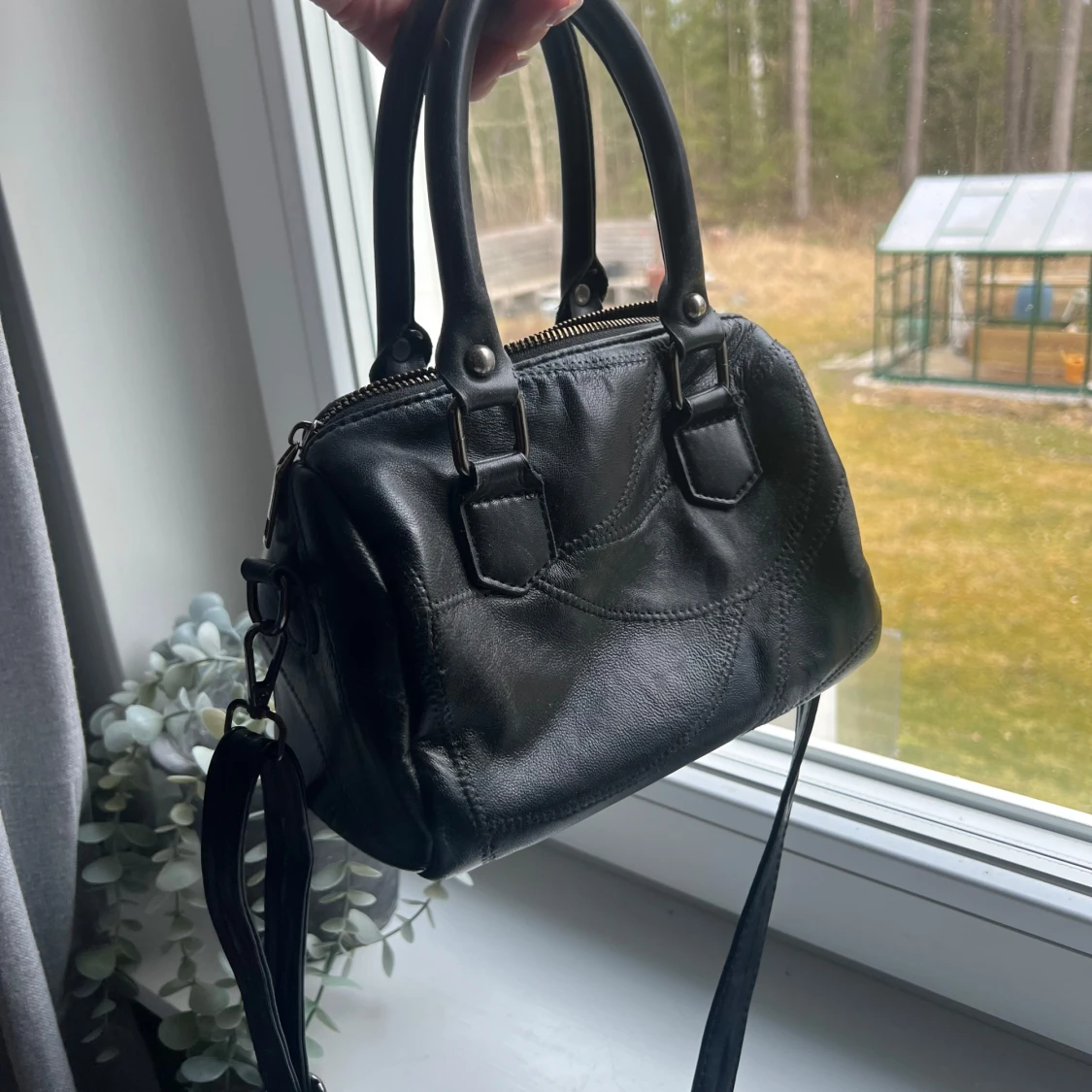 Svart handväska med nitar - 2