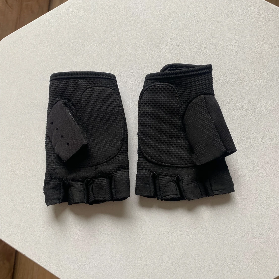 Svarta träningshandskar - 1