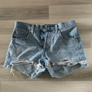 Levis shorts  - Så snygga denim shorts från Levis. Shortsen är tyvärr på gränsen till för små för mig och har därför inte kommit till användning. I modellen 501 & storlek W27🤍