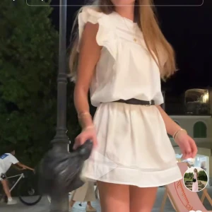 Vit kort klänning  - Storlek XS, men passar också S. Väldigt Isabel Marant inspirerad, perfekt som studentklänning! Skärpet ingår inte i klänningen. 