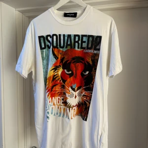 Vit t-shirt med tigertryck från Dsquared2 - Skit snygg tisha i mycket bra skick från Dsquared2