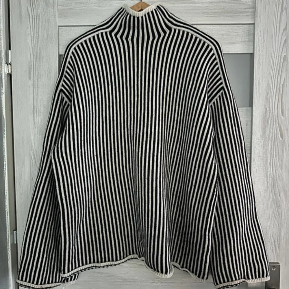 Populär H&M tröja som är för stor för mig, nypris 800. Byter helst mot en xs!!!💕. Neuletakit & Villapaidat.