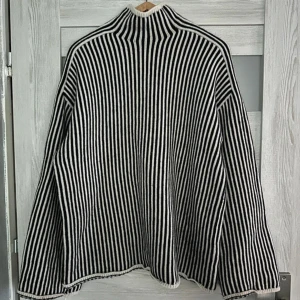 HM tröja  - Populär H&M tröja som är för stor för mig, nypris 800. Byter helst mot en xs!!!💕