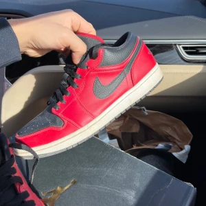 Jordan 1 low - Jordan 1 reverse bred pebbled swoosh. Ordinarie pris ligger runt 2500kr! Bra skick inte några stora defekter. Knappt använda. 