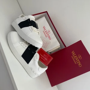 Valentino Garavani sneakers - Säljer nu mina nästan helt oanvända valentinos skicket är extremt bra då jag nästan bara använder mina golden goose, hör av er för en snabb affär så kan vi snacka om ett bättre pris 