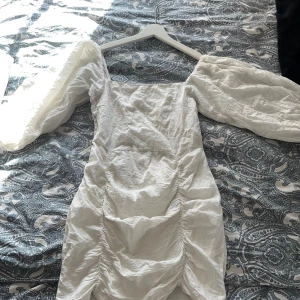 Vit klänning  - Säljer denna fina sommar klänningen från Nelly, perfekt till skolavslutning, midsommar osv. Aldrig använd då jag beställde i fel storlek. Inga fläckar eller något. Helt ny klänning. Storlek 36, 💕kontakta mig här via Plick om du är intresserad 💕