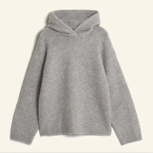 Grå stickad hoodie - Säljer en mysig grå stickad hoodie då jag inte fått så mycket användning för den 🤍