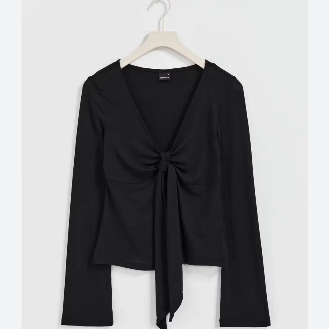 Svart långärmad topp med knyt