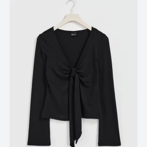 Svart långärmad topp med knyt - Snygg svart långärmad topp från gina 