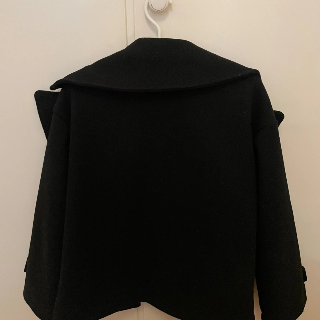 Svart kappa med knappar - 1