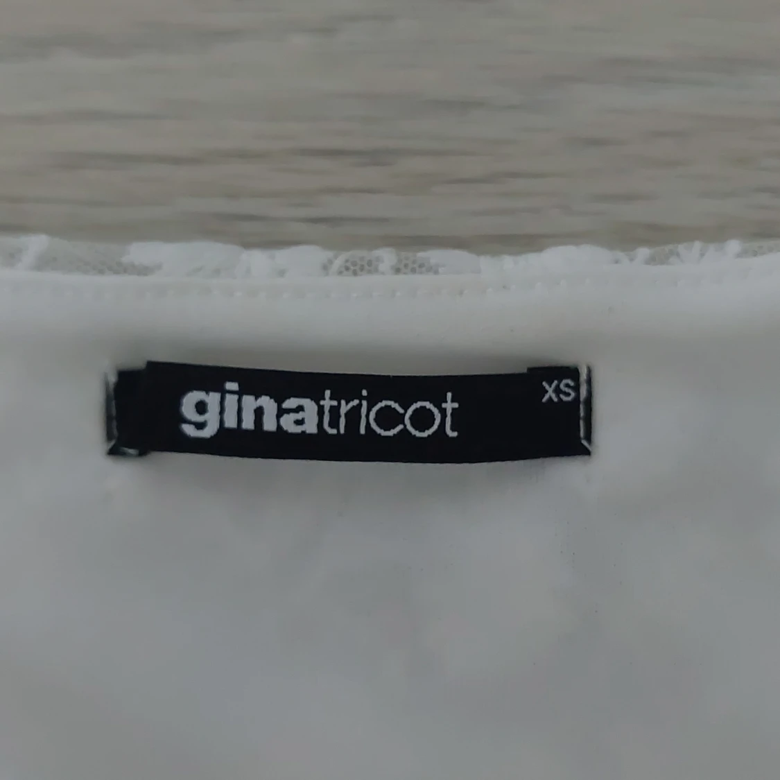 Vit spetsklänning med volangdetaljer - 2