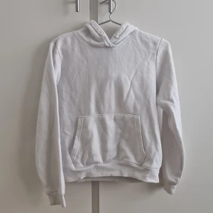 Vit hoodie från 157 - Säljer en klassisk vit hoodie från 157. Den har en stor ficka framtill och en bekväm huva. Storlek 160 men passar xs också. Lite nopprig därav priset