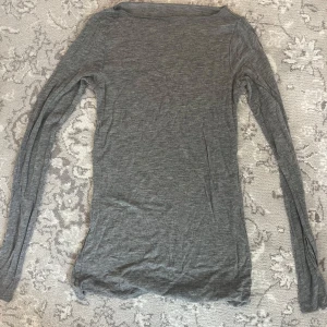 Grå långärmad tröja från intimissimi  - Säljer en enkel och stilren grå långärmad tröja från intimissimi. Perfekt för lager-på-lager eller som den är. Tröjan är gjord i ett mjukt material som känns skönt mot huden.