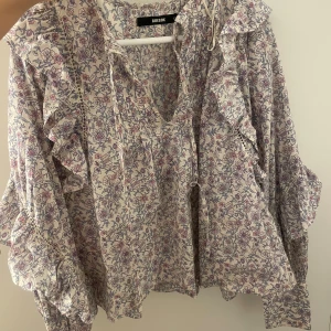 Blus  - Somrig blus från BikBok !