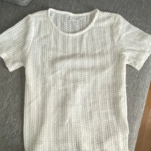 Vit topp - En vit topp, oftast används till stranden och helt ny.