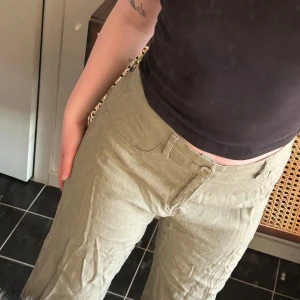 Linnebyxor - Så fina olivgrön/khaki byxor i linnemix från Only. Storlek XS längd 30, passar perfekt på mig som är 155cm. Dock är dom stora i storlek, har vanligtvis XS men dessa är mer S i passformen. Använd fåtal ggr. Väldigt skrynkliga!! 🫶🏼
