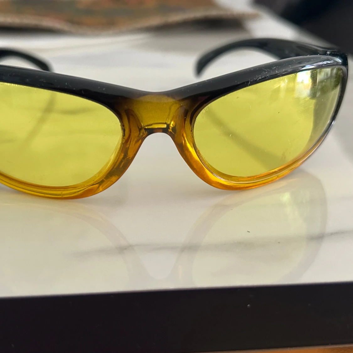 Gula solglasögon från Calvin Klein - 1