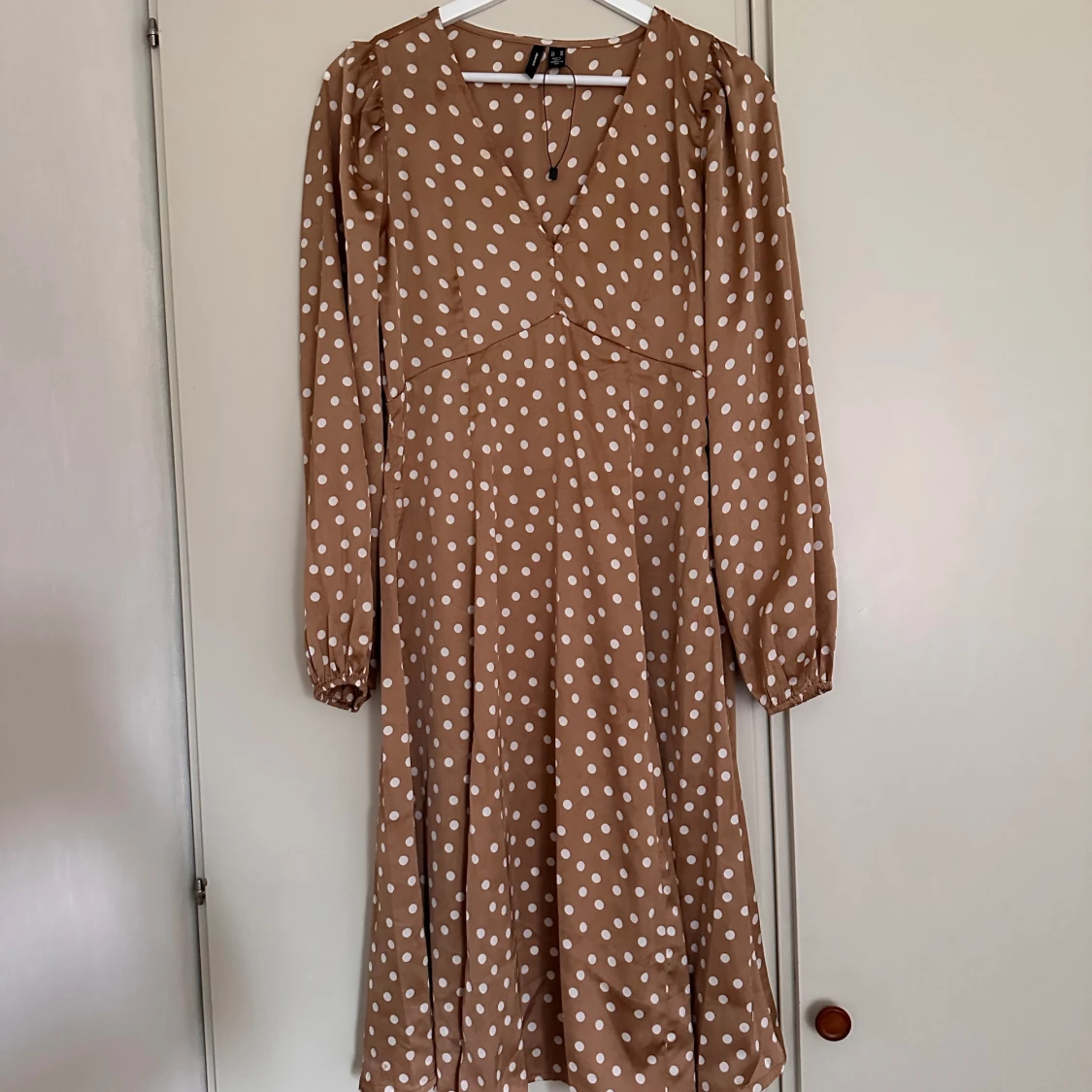 Beige prickig klänning från Vero Moda