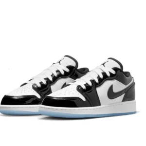 Nike Air Jordans i svart och vit - Snygga Nike Air Jordans i svart och vit med en glansig finish. Skorna har en klassisk design med vit snörning och en isblå sula. Nypris 2600 säljer för 2000