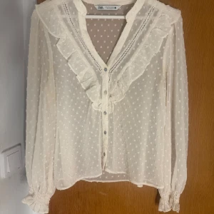 söt blus från Zara - Säljer denna jättesöta blus från zara med volang och väldigt fint mönster. den passar till festligare event men även till vardags. den är S men passar även M. endast använd 1-2 ggr så som ny💕💕