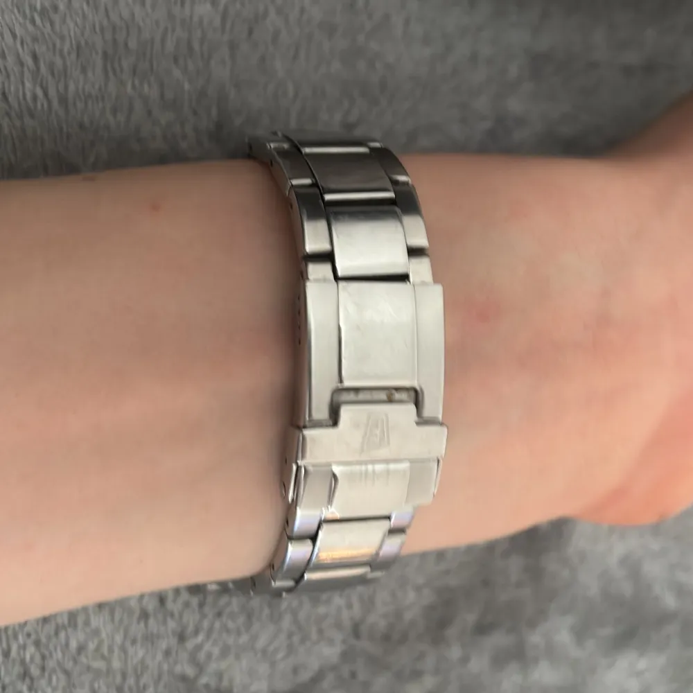 (Pris kan diskuteras) Snygg silverfärgad klocka från Festina med blå urtavla och datumvisning. Den har en robust länkarmband i metall och tydliga markeringar på urtavlan. Perfekt för den som gillar en klassisk och stilren design.. Asusteet.