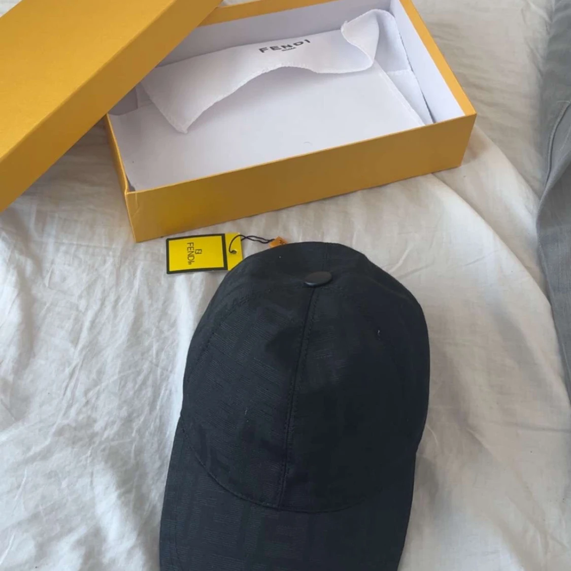 Svart keps från Fendi