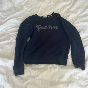 Hoodie  - Säljer den här jättefina tröja från gant. 