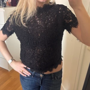 Svart spetsblus med dragkedja - Snygg svart spetsblus med dragkedja i ryggen. Ska vara storlek M men är väldigt liten i storlek skulle säga xs/s! 