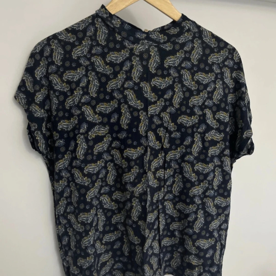 Mörkblå blus med fjäder mönster Medium