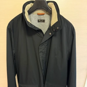 loro piana voyager jacka - Fins massor av bilder om man är seriös köpare så skickar jag gärna bilder och svarar på frågor.