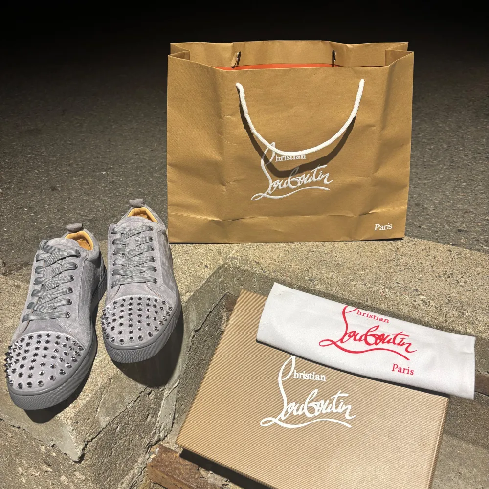 Säljer mina helt nya Christian Louboutin för de är inte min stil. Louis flat saffian calf version c653. Knappt använda. Skick: 9,9/10.Storlek 43 passar också storlek 44. Medföljer box och dustbag. Vänligen hör av er vid frågor eller funderingar mvh Philip☺️. Kengät.