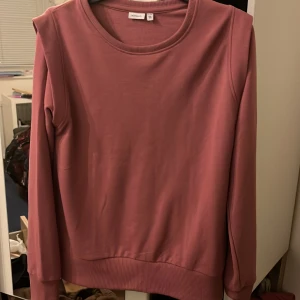 Rosa tröja från H&M - Säljer en enkel och stilren rosa tröja från H&M. Tröjan har långa ärmar och en rund halsringning. Perfekt för en avslappnad look. Passar bra till jeans eller kjol.
